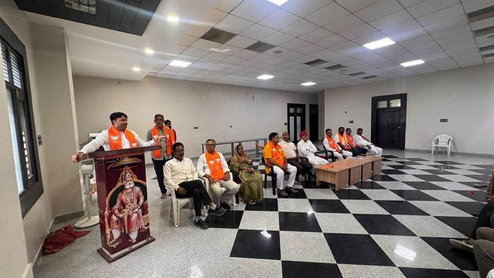 BJP4Rajasthan's tweet photo. भाजपा प्रदेश महामंत्री श्री @bjpbhupendraRYB ने स्वरूपगंज में भावरी पंचायत समिति के प्रमुख कार्यकर्ताओं के साथ आयोजित महत्वपूर्ण बैठक में सहभागिता कर संगठनात्मक विषयों एवं संगठन को और अधिक सशक्त बनाने की रणनीति पर सार्थक चर्चा की।

इस अवसर पर सांसद श्री @lumbaram64, वरिष्ठ नेता श्री नितिन सहित पार्टी के पदाधिकारी एवं कार्यकर्ता उपस्थित रहे।