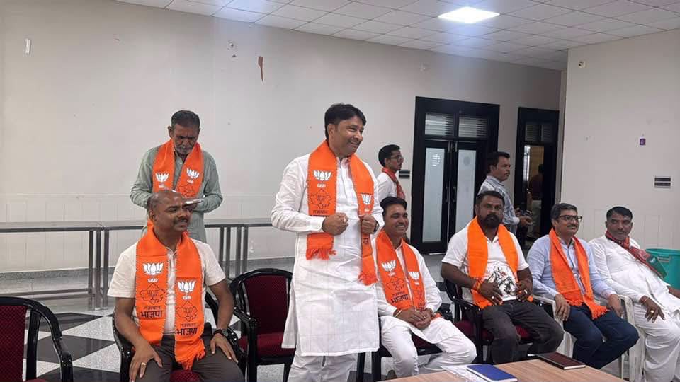 BJP4Rajasthan's tweet photo. भाजपा प्रदेश महामंत्री श्री @bjpbhupendraRYB ने स्वरूपगंज में भावरी पंचायत समिति के प्रमुख कार्यकर्ताओं के साथ आयोजित महत्वपूर्ण बैठक में सहभागिता कर संगठनात्मक विषयों एवं संगठन को और अधिक सशक्त बनाने की रणनीति पर सार्थक चर्चा की।

इस अवसर पर सांसद श्री @lumbaram64, वरिष्ठ नेता श्री नितिन सहित पार्टी के पदाधिकारी एवं कार्यकर्ता उपस्थित रहे।