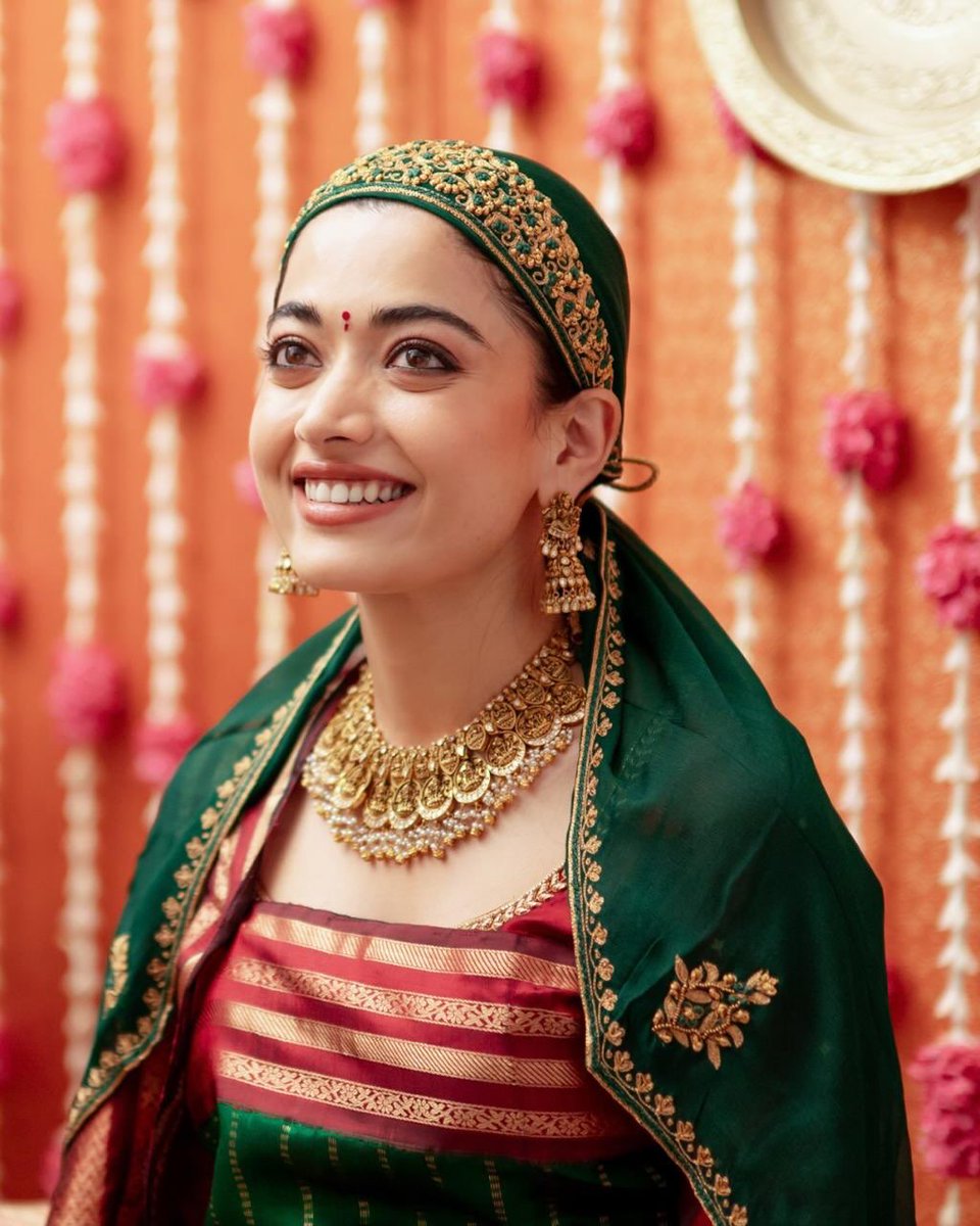 HydTimes's tweet photo. Rashmika Mandanna embraces the timeless beauty of Coorg traditions, donning a stunning bridal look for one of her pre-wedding ceremonies. Draped in heritage jewellery and a traditional ensemble, the actress radiates grace and elegance.

#RashmikaMandanna #CoorgBride #BridalLook https://t.co/7O6y9GJMyU