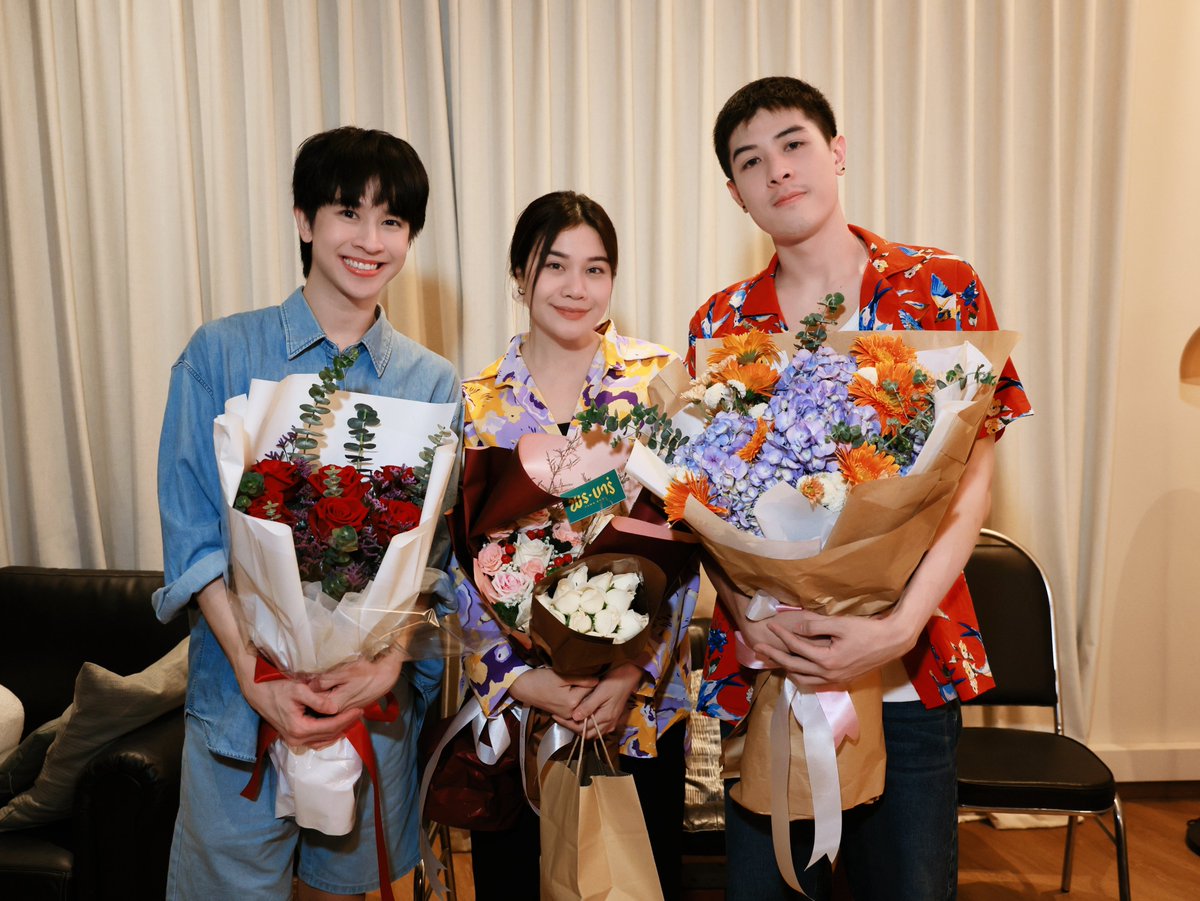 CM2Connect's tweet photo. “ฟลุ้ค ณธัช” ชวนชมละครเวทีเรื่องแรก “สงขลา” เปิดรอบสื่อสุดประทับใจ

เปิดม่านสร้างความประทับใจไปแล้ว สำหรับละครเวทีร่วมสมัยเรื่อง “สงขลา ( Songkhla )” จาก KARMA Theatre & Film Studio นำแสดงโดย “ฟลุ้ค ณธัช ศิริพงษ์ธร”, “ตังโก้ ฐิตินันต์ รัตนฐิตินันต์” และ “ลูกหว้า พิจิกา จิตตะปุตตะ” ที่ถ่ายทอดเรื่องราวความสัมพันธ์ และการค้นหาความหมายของชีวิตได้อย่างลึกซึ้ง จนได้รับเสียงปรบมือจากผู้ชมอย่างอบอุ่น โดยรอบสื่อครั้งนี้ยังมี “อัษฎาวุธ เหลืองสุนทร” และ “ปีเตอร์แพน ทัศน์พล” มาร่วมให้กำลังใจอีกด้วย

สำหรับ “สงขลา” ถือเป็นอีกหนึ่งบทบาทที่น่าจับตามองของ “ฟลุ้ค ณธัช” กับการแสดงละครเวทีครั้งแรกในบท “เจมส์” ชายหนุ่มจากกรุงเทพฯ ที่เดินทางลงใต้เพื่อตามหาตัวตน ก่อนจะได้พบกับ “หรั่ง” รับบทโดย “ตังโก้ ฐิตินันต์” ชายหนุ่มที่มีบางสิ่งคล้ายคลึงกันอย่างน่าประหลาด ทั้งคู่ได้ใช้เวลาทำงานร่วมกันในโกดังสินค้าริมทะเลสาบสงขลา จนความสัมพันธ์ค่อย ๆ พัฒนาและนำไปสู่การเผชิญหน้ากับคำถามสำคัญในชีวิต ทั้งเรื่องครอบครัว เพศสภาพ และเส้นทางที่แต่ละคนต้องเลือกเดิน

ละครเวทีเรื่องนี้ดัดแปลงจากบทละคร “Clarkston” ของ Samuel D. Hunter พร้อมนำวรรณกรรมเรื่อง “ผีเสื้อและดอกไม้” ของนิพพาน ซึ่งได้รับอนุญาตจาก “อาจารย์มกุฏ อรฤดี” ศิลปินแห่งชาติ สาขาวรรณศิลป์ มาใช้แทนเรื่องราวบันทึกการเดินทางของ “William Clark” ในบทละครต้นฉบับ นับเป็นการผสมผสานเรื่องราวเข้ากับบริบท ที่เชื่อมโยงได้อย่างน่าสนใจ

ใครที่อยากร่วมค้นหาคำตอบของชีวิตไปพร้อมกับตัวละคร และสัมผัสประสบการณ์การแสดงละครเวทีครั้งแรกของ “ฟลุ้ค ณธัช” สามารถรับชม “สงขลา ( Songkhla )” ระหว่างวันที่ 23–25 ตุลาคม 2569 ณ LiFE Studio เปิดการแสดงวันละ 2 รอบ เวลา 13.00 น. และ 19.30 น. สำรองบัตรได้ทาง LINE Official หรือผ่านลิงก์บน Instagram : @karma.creativehub

#Fluke_natouch #เจ้าแก้มก้อน #Songkhla