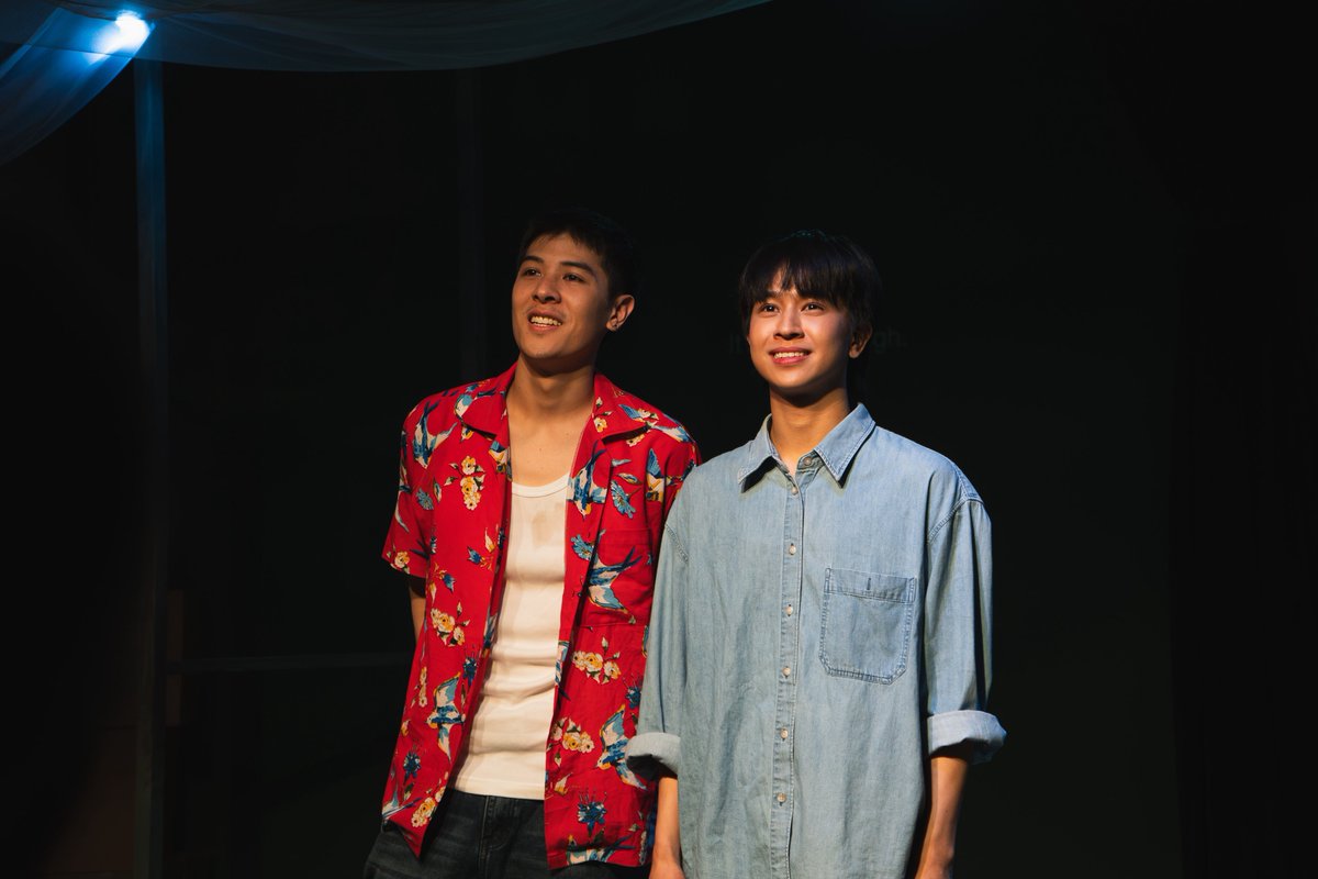 CM2Connect's tweet photo. “ฟลุ้ค ณธัช” ชวนชมละครเวทีเรื่องแรก “สงขลา” เปิดรอบสื่อสุดประทับใจ

เปิดม่านสร้างความประทับใจไปแล้ว สำหรับละครเวทีร่วมสมัยเรื่อง “สงขลา ( Songkhla )” จาก KARMA Theatre & Film Studio นำแสดงโดย “ฟลุ้ค ณธัช ศิริพงษ์ธร”, “ตังโก้ ฐิตินันต์ รัตนฐิตินันต์” และ “ลูกหว้า พิจิกา จิตตะปุตตะ” ที่ถ่ายทอดเรื่องราวความสัมพันธ์ และการค้นหาความหมายของชีวิตได้อย่างลึกซึ้ง จนได้รับเสียงปรบมือจากผู้ชมอย่างอบอุ่น โดยรอบสื่อครั้งนี้ยังมี “อัษฎาวุธ เหลืองสุนทร” และ “ปีเตอร์แพน ทัศน์พล” มาร่วมให้กำลังใจอีกด้วย

สำหรับ “สงขลา” ถือเป็นอีกหนึ่งบทบาทที่น่าจับตามองของ “ฟลุ้ค ณธัช” กับการแสดงละครเวทีครั้งแรกในบท “เจมส์” ชายหนุ่มจากกรุงเทพฯ ที่เดินทางลงใต้เพื่อตามหาตัวตน ก่อนจะได้พบกับ “หรั่ง” รับบทโดย “ตังโก้ ฐิตินันต์” ชายหนุ่มที่มีบางสิ่งคล้ายคลึงกันอย่างน่าประหลาด ทั้งคู่ได้ใช้เวลาทำงานร่วมกันในโกดังสินค้าริมทะเลสาบสงขลา จนความสัมพันธ์ค่อย ๆ พัฒนาและนำไปสู่การเผชิญหน้ากับคำถามสำคัญในชีวิต ทั้งเรื่องครอบครัว เพศสภาพ และเส้นทางที่แต่ละคนต้องเลือกเดิน

ละครเวทีเรื่องนี้ดัดแปลงจากบทละคร “Clarkston” ของ Samuel D. Hunter พร้อมนำวรรณกรรมเรื่อง “ผีเสื้อและดอกไม้” ของนิพพาน ซึ่งได้รับอนุญาตจาก “อาจารย์มกุฏ อรฤดี” ศิลปินแห่งชาติ สาขาวรรณศิลป์ มาใช้แทนเรื่องราวบันทึกการเดินทางของ “William Clark” ในบทละครต้นฉบับ นับเป็นการผสมผสานเรื่องราวเข้ากับบริบท ที่เชื่อมโยงได้อย่างน่าสนใจ

ใครที่อยากร่วมค้นหาคำตอบของชีวิตไปพร้อมกับตัวละคร และสัมผัสประสบการณ์การแสดงละครเวทีครั้งแรกของ “ฟลุ้ค ณธัช” สามารถรับชม “สงขลา ( Songkhla )” ระหว่างวันที่ 23–25 ตุลาคม 2569 ณ LiFE Studio เปิดการแสดงวันละ 2 รอบ เวลา 13.00 น. และ 19.30 น. สำรองบัตรได้ทาง LINE Official หรือผ่านลิงก์บน Instagram : @karma.creativehub

#Fluke_natouch #เจ้าแก้มก้อน #Songkhla