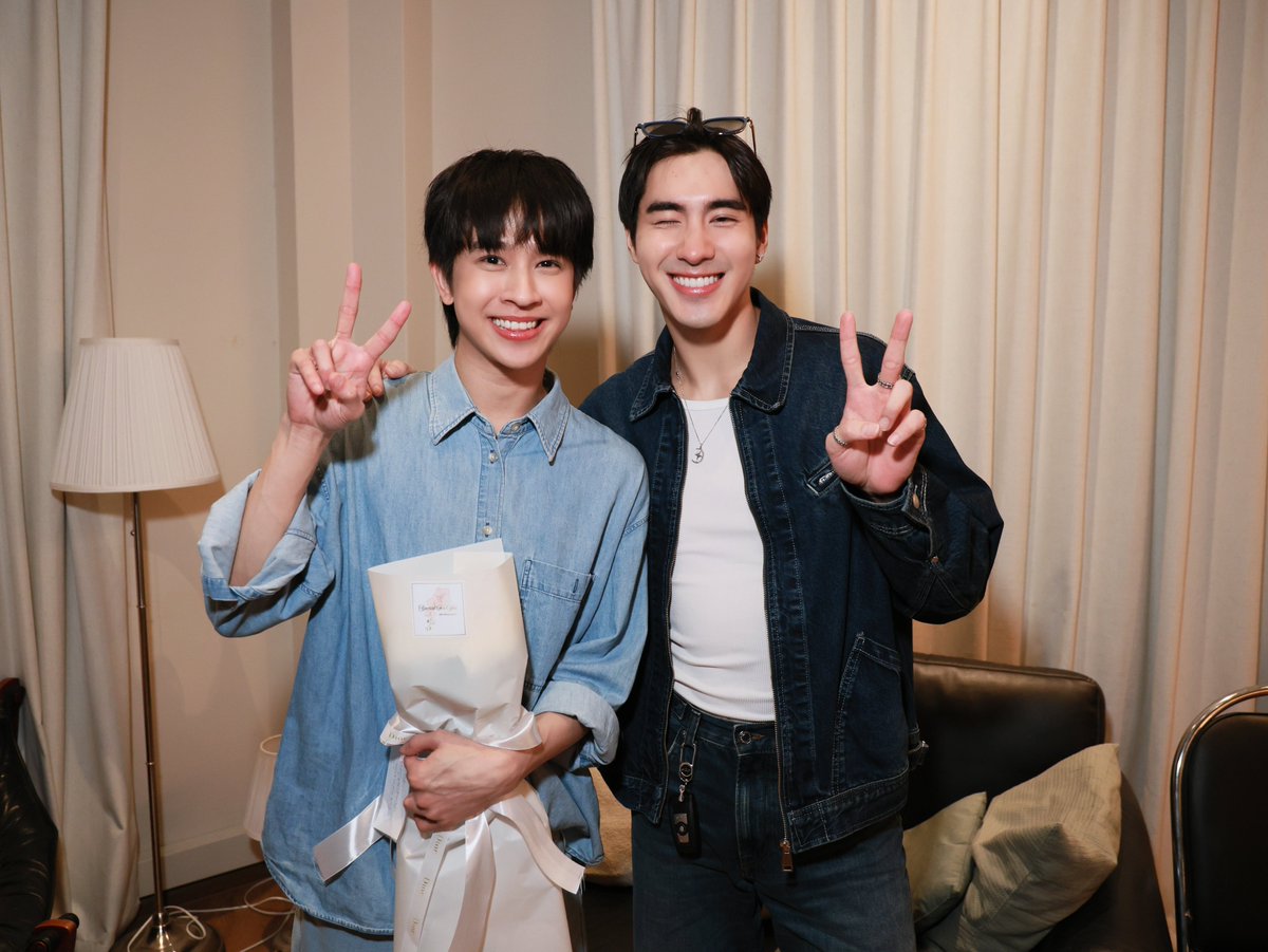 CM2Connect's tweet photo. “ฟลุ้ค ณธัช” ชวนชมละครเวทีเรื่องแรก “สงขลา” เปิดรอบสื่อสุดประทับใจ

เปิดม่านสร้างความประทับใจไปแล้ว สำหรับละครเวทีร่วมสมัยเรื่อง “สงขลา ( Songkhla )” จาก KARMA Theatre & Film Studio นำแสดงโดย “ฟลุ้ค ณธัช ศิริพงษ์ธร”, “ตังโก้ ฐิตินันต์ รัตนฐิตินันต์” และ “ลูกหว้า พิจิกา จิตตะปุตตะ” ที่ถ่ายทอดเรื่องราวความสัมพันธ์ และการค้นหาความหมายของชีวิตได้อย่างลึกซึ้ง จนได้รับเสียงปรบมือจากผู้ชมอย่างอบอุ่น โดยรอบสื่อครั้งนี้ยังมี “อัษฎาวุธ เหลืองสุนทร” และ “ปีเตอร์แพน ทัศน์พล” มาร่วมให้กำลังใจอีกด้วย

สำหรับ “สงขลา” ถือเป็นอีกหนึ่งบทบาทที่น่าจับตามองของ “ฟลุ้ค ณธัช” กับการแสดงละครเวทีครั้งแรกในบท “เจมส์” ชายหนุ่มจากกรุงเทพฯ ที่เดินทางลงใต้เพื่อตามหาตัวตน ก่อนจะได้พบกับ “หรั่ง” รับบทโดย “ตังโก้ ฐิตินันต์” ชายหนุ่มที่มีบางสิ่งคล้ายคลึงกันอย่างน่าประหลาด ทั้งคู่ได้ใช้เวลาทำงานร่วมกันในโกดังสินค้าริมทะเลสาบสงขลา จนความสัมพันธ์ค่อย ๆ พัฒนาและนำไปสู่การเผชิญหน้ากับคำถามสำคัญในชีวิต ทั้งเรื่องครอบครัว เพศสภาพ และเส้นทางที่แต่ละคนต้องเลือกเดิน

ละครเวทีเรื่องนี้ดัดแปลงจากบทละคร “Clarkston” ของ Samuel D. Hunter พร้อมนำวรรณกรรมเรื่อง “ผีเสื้อและดอกไม้” ของนิพพาน ซึ่งได้รับอนุญาตจาก “อาจารย์มกุฏ อรฤดี” ศิลปินแห่งชาติ สาขาวรรณศิลป์ มาใช้แทนเรื่องราวบันทึกการเดินทางของ “William Clark” ในบทละครต้นฉบับ นับเป็นการผสมผสานเรื่องราวเข้ากับบริบท ที่เชื่อมโยงได้อย่างน่าสนใจ

ใครที่อยากร่วมค้นหาคำตอบของชีวิตไปพร้อมกับตัวละคร และสัมผัสประสบการณ์การแสดงละครเวทีครั้งแรกของ “ฟลุ้ค ณธัช” สามารถรับชม “สงขลา ( Songkhla )” ระหว่างวันที่ 23–25 ตุลาคม 2569 ณ LiFE Studio เปิดการแสดงวันละ 2 รอบ เวลา 13.00 น. และ 19.30 น. สำรองบัตรได้ทาง LINE Official หรือผ่านลิงก์บน Instagram : @karma.creativehub

#Fluke_natouch #เจ้าแก้มก้อน #Songkhla