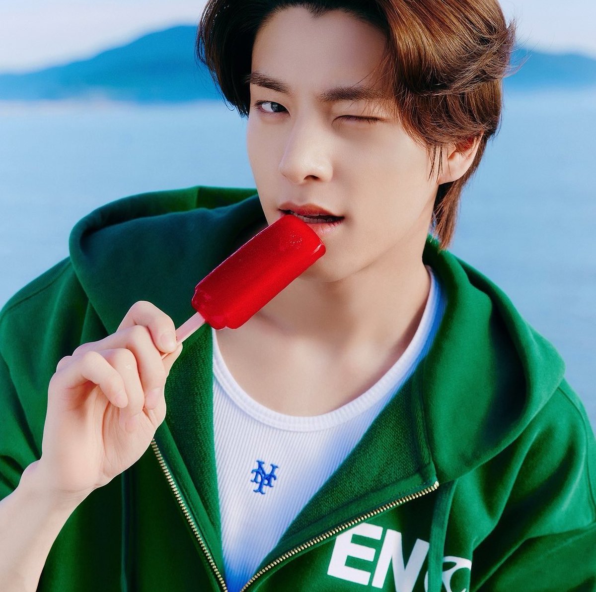 simyues's tweet photo. this green w the brown hair combo is doing damage to my heart he looks so dreamy ❤️‍🩹🫠 https://t.co/5C929ecYc0
