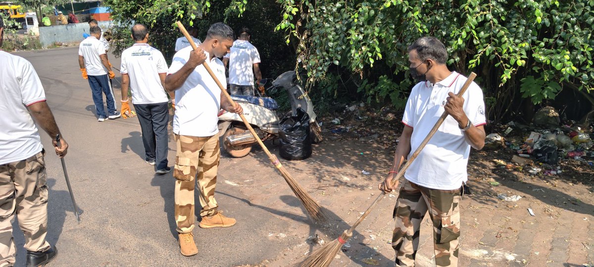 CISFWest's tweet photo. Clean surroundings, collective responsibility! CISF advances #SpecialCampaign6 through Shramdaan, cleanliness drives &amp; awareness, promoting #JanBhagidari for a cleaner, greener #ViksitBharat.
@HMOIndia
@MIB_India
@SwachhBharatGov
@swachhbharat
@CISFHQrs https://t.co/HyPnUnl5vV