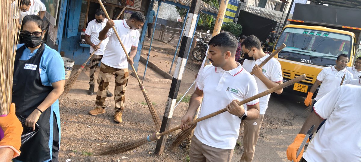 CISFWest's tweet photo. Clean surroundings, collective responsibility! CISF advances #SpecialCampaign6 through Shramdaan, cleanliness drives &amp; awareness, promoting #JanBhagidari for a cleaner, greener #ViksitBharat.
@HMOIndia
@MIB_India
@SwachhBharatGov
@swachhbharat
@CISFHQrs https://t.co/HyPnUnl5vV