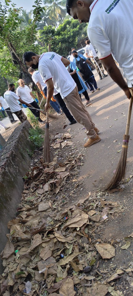 CISFWest's tweet photo. Clean surroundings, collective responsibility! CISF advances #SpecialCampaign6 through Shramdaan, cleanliness drives &amp; awareness, promoting #JanBhagidari for a cleaner, greener #ViksitBharat.
@HMOIndia
@MIB_India
@SwachhBharatGov
@swachhbharat
@CISFHQrs https://t.co/HyPnUnl5vV