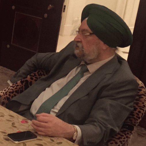 AnkitaGiggles's tweet photo. Look at his posture. Definitely an unofficial meeting. https://t.co/DqgmOwySUY