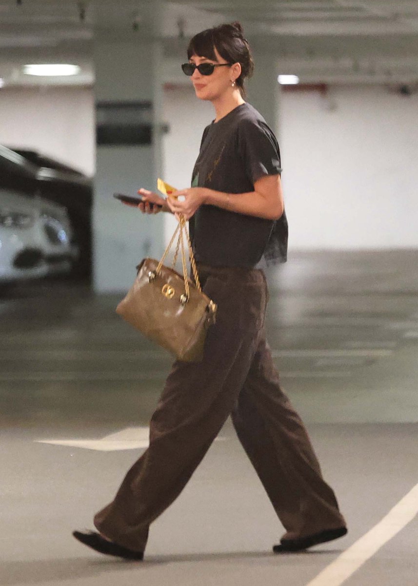 CM2Connect's tweet photo. เดโคตา จอห์นสัน (DAKOTA JOHNSON) และ โจลิน ไช่ (JOLIN CAI) ถ่ายทอดสไตล์ผ่านกระเป๋า VALENTINO GARAVANI

แบรนด์แอมบาสเดอร์ประจำเมซง ดาโกตา จอห์นสัน (Dakota Johnson) ปรากฏตัวพร้อมกระเป๋า Valentino Garavani Panthea bag ณ ลอสแอนเจลิส เมื่อวันที่ 15 ตุลาคม 2026
 
ขณะที่ แบรนด์แอมบาสเดอร์ประจำเมซง โจลิน ไช่ (Jolin Cai) ถือกระเป๋า Valentino Garavani Spike bag ณ นครเซี่ยงไฮ้ เมื่อวันที่ 21 ตุลาคม 2026
 
@maisonvalentino
 
#ValentinoGaravani
#PantheaBag
#RockstudSpike
 
CREDIT: Backgrid / Valentino