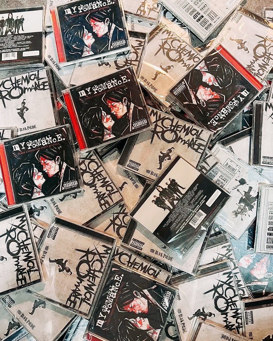 dopekorea's tweet photo. ☠️MY CHEMICAL ROMANCE CD 재입고!💿

내한 공연이 이제 불과 보름여 앞으로 다가온 MY CHEMICAL ROMANCE! 역사적인 내한 공연을 앞두고 수요가 급증하고 있는 두 타이틀을 여유 있게 준비해 두었습니다. 이모(EMO) 록의 클래식으로 손꼽히는 명반들! 

• THREE CHEERS FOR SWEET REVENGE (2004) • THE BLACK PARADE (2006)

#마이케미컬로맨스 #mcr #mychemicalromance #mcr내한공연 #제라드웨이