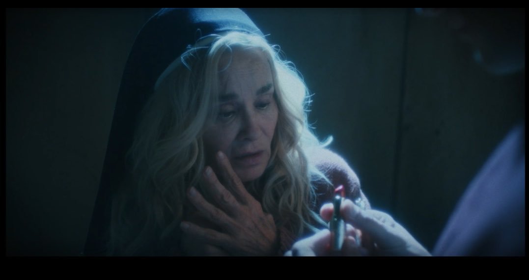 AHS___Spain's tweet photo. Críticas sin spoilers de los capítulos 11 y 12 de #AHS13:

•Confusos y, en muchos casos, sin sentido.
•Agujeros de guión GIGANTES que son inexplicables.
•Myrtle un soplo de aire fresco.
•Madison y la 4ª pared.
•No han sabido llevar el fan service... https://t.co/7qxIR4fWjc