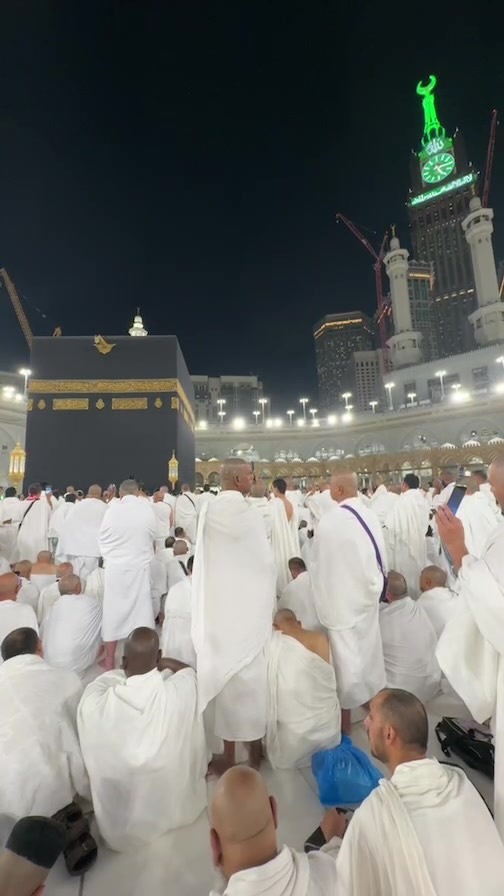 ellsWar232762's tweet photo. Adzan Subuh di Masjidil Haram. https://t.co/XNX2kUSlrQ