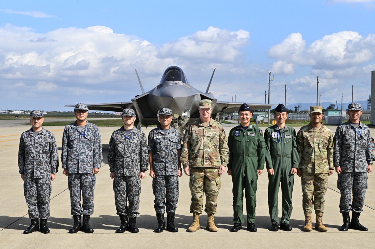 JASDF_adc_pao's tweet photo. #航空総隊 司令官 稲月空将🇯🇵と第５空軍司令官キャリー中将🇺🇸が #日米共同統合演習 を視察しました

両司令官は現場で活動する隊員を激励し、訓練成果や日米及び同志国との連携状況を確認しました。
日米は実践的な訓練を通じて、即応性と共同対処能力の向上を図っています。
#KS27 https://t.co/2YbeWCo1z0