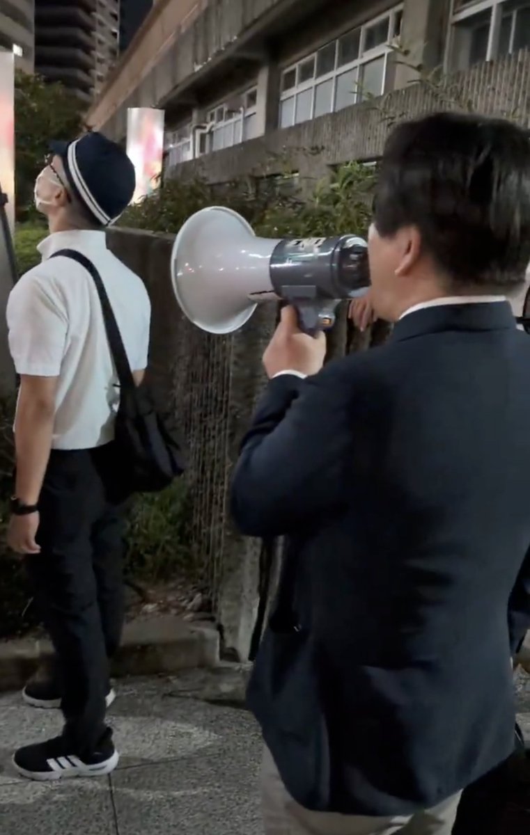 Hanapan8723's tweet photo. すみません、一切前科もない私より、連続殺人犯の方がマシ、という菅野さんにお聞きしたいのですが…

一切政治的なポストもなく「ほじょ犬普及啓発店」として慈善事業をされ、その際に斎藤知事と一緒に写真に収まっただけのお店に、菅野さんが相談役を務められている【兵庫県政を正常に戻す会】の会長である「ドンマッツ氏」が、「人非人企業、鬼会社、人殺し店」という、私から見るとかなりの誹謗中傷と思える言葉をぶつけていることには、「なんとも思わない」んですよね。

一方、その通称【正常会】の活動でTOA社製のトラメガをご自身もお使いになっているようですが、そのTOAの会長である井谷氏が、2024年に斎藤知事の取り組みを評価して3000万円の寄付をされて、県庁で斎藤知事と写真を撮られています。

そちらに対しては全く批判もされず、今も活動でそこのトラメガを使用されているのは、どういう判断基準なんでしょう？

これは別にTOAを批判しろ、とかそういうことが言いたいのはありません。

「ほじょ犬」という慈善事業で斎藤知事と一緒に写真に写った珈琲店を「人殺し店」とまで言い、それを「なんとも思わない」とされている。

かたや、斎藤知事を評価し、3000万円の寄付をし写真にもツーショットで写った会社には何も言わず、その会社の製品を使い続ける。

この２つの違いはなんなのでしょう？
ものすごく気になるのです。

よろしかったら教えて頂けると嬉しいです。

あ、もちろんドンマッツさんでも構いません。
@DonMatz1959