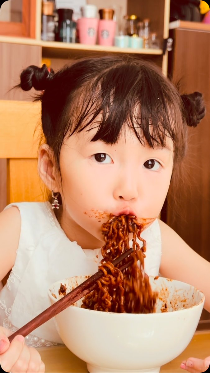 dinizhitha's tweet photo. Công chúa vào bếp tự tay làm một tô mì tương đen hấp dẫn. https://t.co/28FZONKnc5