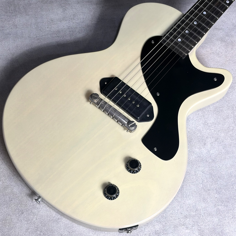 OtaichiGakki's tweet photo. ドドンと新入荷🔥
どちらも一本ずつ！めでたい紅白だ😁

白は世界200本限定、リミテッドのポモナ・ブロンドカラーです👍当店在庫のオリーブドラブは国内に最初で最後の入荷となりました‼️

お求めの方はお早めに🏃‍♀️💨
@eastmanguitars 
＃Eastman #Guitar https://t.co/cuC5edKtGw