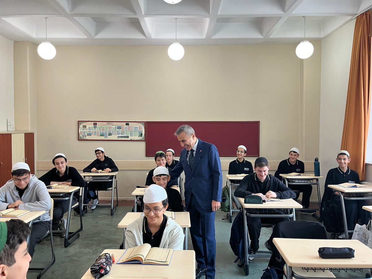 ataatasoy19's tweet photo. İmam Hatip Okullarının kuruluşunun 75. yıl dönümü münasebetiyle Beyoğlu Anadolu İmam Hatip Lisemizi ziyaret ederek,kıymetli öğrencilerimizi sınıflarında ziyaret edip,değerli öğrencilerimiz tarafından düzenlenen konferansa katıldım.İlim ve irfanı, millî ve manevi değerlerimizle buluşturan imam hatip okullarımızın 75. yılını kutluyor, eğitim camiamıza ve öğrencilerimize başarılar diliyorum.
@TC_istanbul
@gul_davut