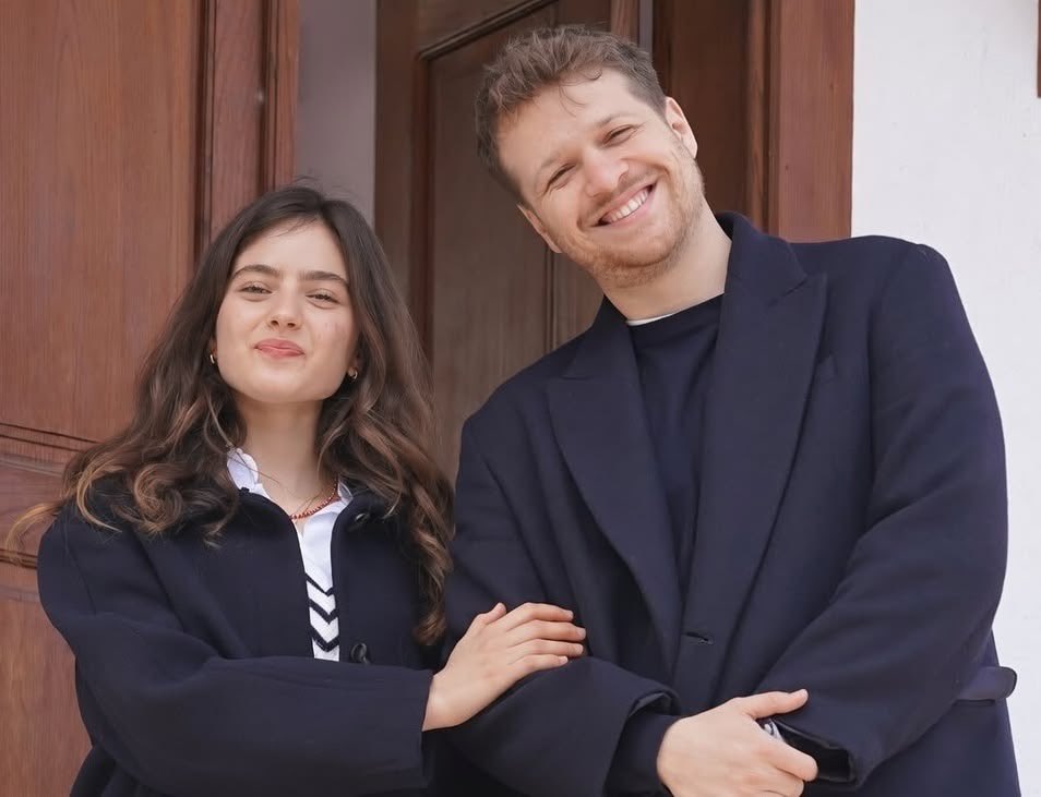 skywlkkr's tweet photo. dizideki yeni evli çiftlerden daha yeni evli
çift gibi durmayı nasip becerdiniz bilmiyorum ama böyle devam https://t.co/yoy3ncX1PI