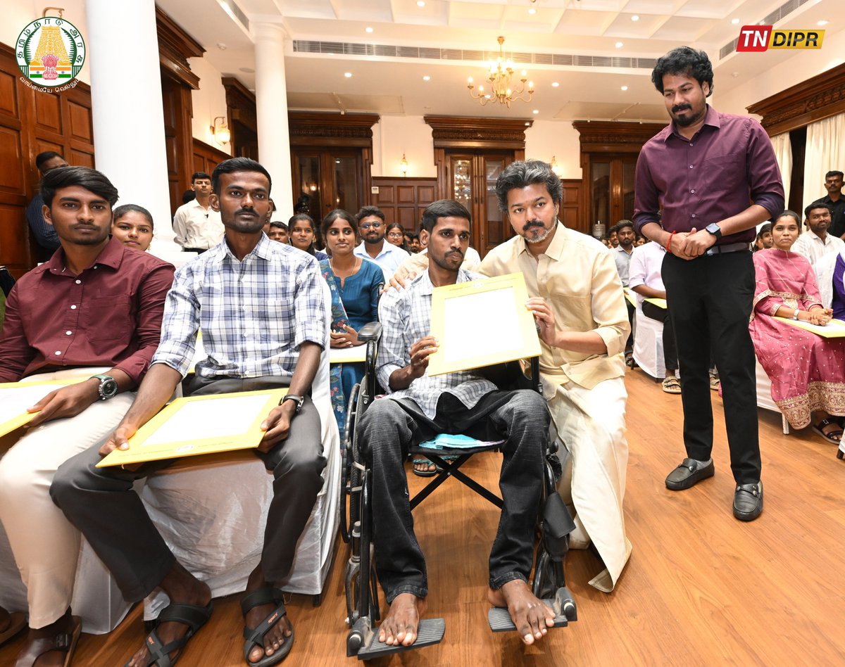 vinothravi11's tweet photo. மாண்புமிகு தமிழ்நாடு முதலமைச்சர் திரு.ச.ஜோசப் விஜய் அவர்கள் இன்று (23.10.2026) தலைமைச் செயலகத்தில், வேளாண்மை-உழவர் நலத் துறைக்கு தமிழ்நாடு அரசுப் பணியாளர் தேர்வாணையத்தின் மூலம் தெரிவு செய்யப்பட்ட 26 உதவி வேளாண்மை அலுவலர்கள் மற்றும் 43 உதவி தோட்டக்கலை அலுவலர்கள் என மொத்தம் 69 நபர்களுக்குப் பணிநியமன ஆணைகளை வழங்கினார்.

#CMJosephVijay