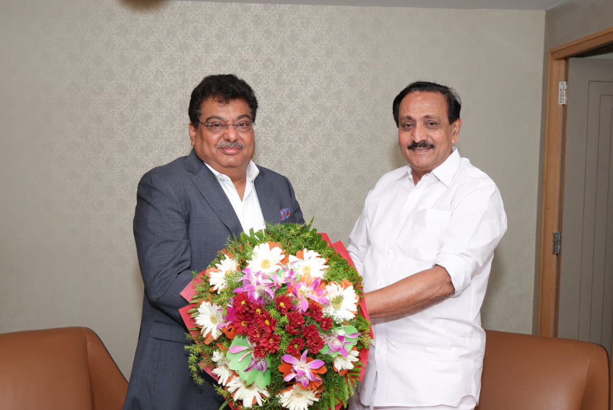 MBPatil's tweet photo. Shri M. K. Raghavan, Member of Parliament from the Kozhikode Lok Sabha constituency in Keralam and the Congress Party’s Secretary for Parliamentary Affairs, called on me in Bengaluru today. We discussed various matters, including current affairs.  

ಕೇರಳಂ ರಾಜ್ಯದ ಕೋಝಿಕ್ಕೋಡ್ ಲೋಕಸಭಾ ಕ್ಷೇತ್ರದ ಸಂಸದರು ಹಾಗೂ ಕಾಂಗ್ರೆಸ್ ಪಕ್ಷದ ಸಂಸದೀಯ ವ್ಯವಹಾರಗಳ ಕಾರ್ಯದರ್ಶಿಯವರಾದ ಶ್ರೀ ಎಂ.ಕೆ. ರಾಘವನ್ ಅವರು ಬೆಂಗಳೂರಿನಲ್ಲಿ ಇಂದು ನನ್ನನ್ನು ಭೇಟಿಯಾದರು. ಈ ಸಂದರ್ಭದಲ್ಲಿ ಪ್ರಚಲಿತ ವಿದ್ಯಮಾನಗಳು ಸೇರಿದಂತೆ ವಿವಿಧ ವಿಷಯಗಳ ಕುರಿತು ಚರ್ಚಿಸಿದೆವು. 
@mkraghavaninc