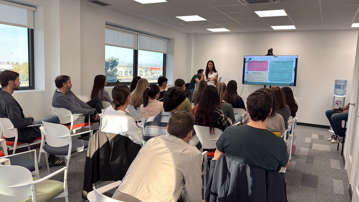 Geotelecom's tweet photo. Lo de los viernes en Geotelecom.
Taller de nutrición y tuppers 🤭 https://t.co/n8l0kjehr2