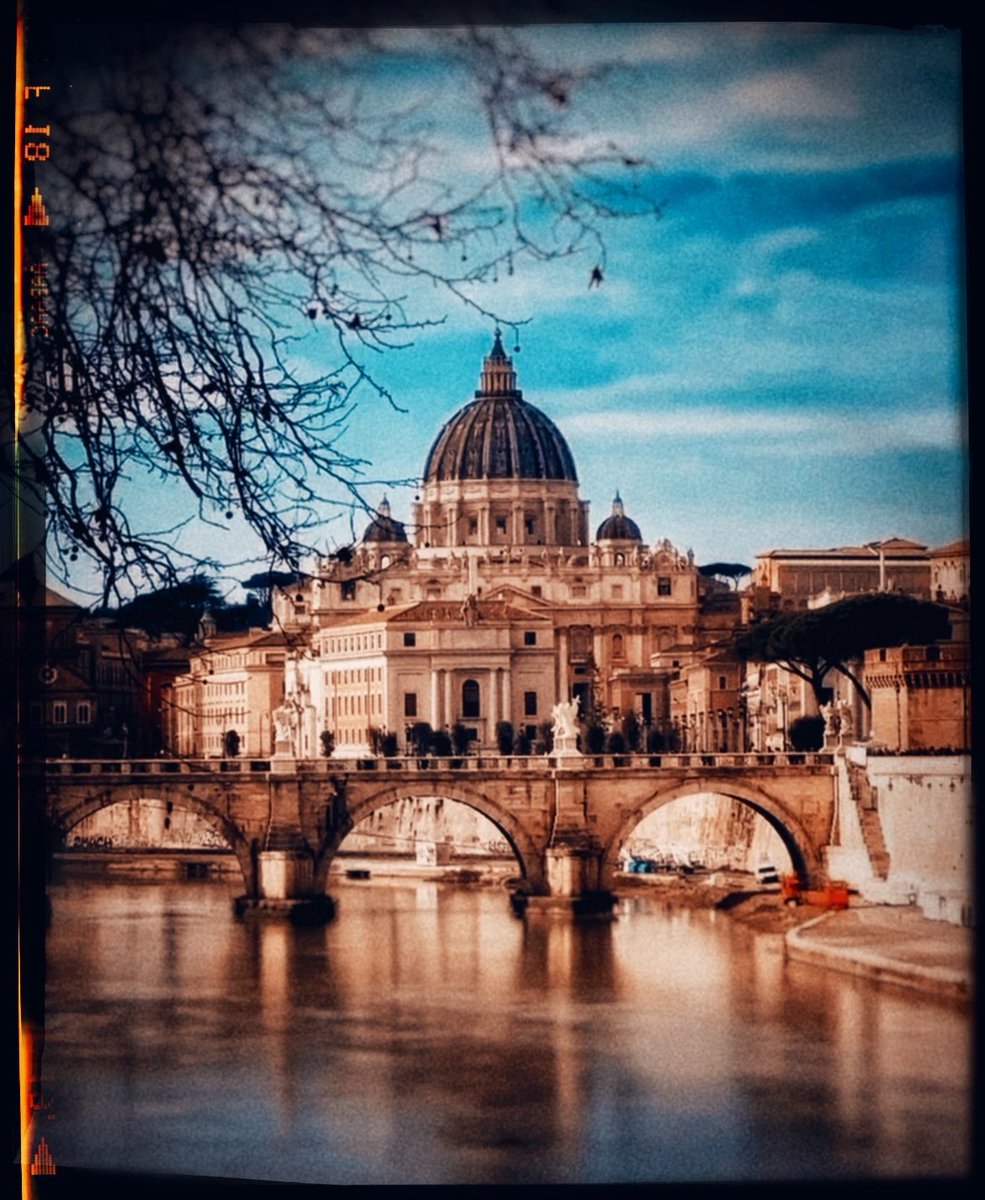 69_checco's tweet photo. Il Tevere scorre, gli imperi cadono, 

ma questa prospettiva resta immutabile nei secoli. 

Custodi di pietra del mito eterno di Roma

Buongiorno 🏛️🌞

#VentagliDiParole #SalaLettura #IlCaffeLetterario #ScrivoArte #UnTemaAlGiorno #23Ottobre #BuongiornoATutti #PondAelius #Roma  ⬇️ https://t.co/QqWODZvpXF
