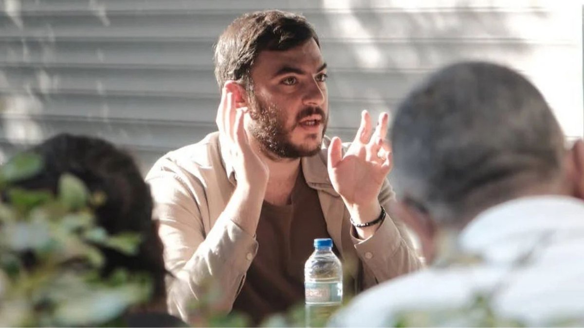 BirGun_Gazetesi's tweet photo. Muhabirimiz İsmail Arı'nın eşi ve babası konuştu: "Hırsızlar dışarıda, oğlum suçsuz yere içeride"
https://t.co/WgRgBe0Aim https://t.co/6qvXBTWzhc