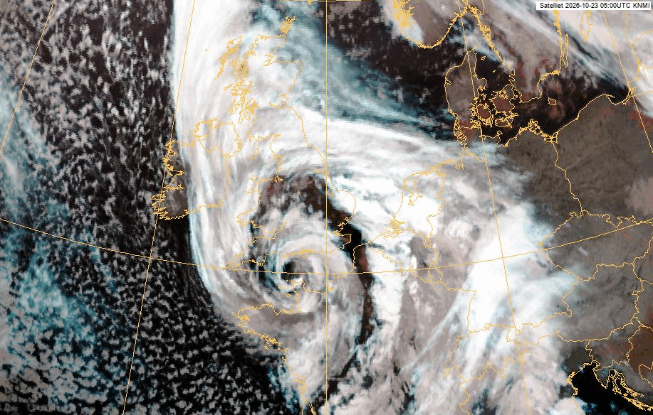weermanrobert's tweet photo. Storm #Austen was vannacht goed te zien op de satellietbeelden boven Het Kanaal (zeegebied tussen Zuid-Engeland en Noord-Frankrijk). Vooral aan de west -en zuidkant zit het windveld. Zijn daar al snelheden gemeten tot bijna 140 km/u aan de kust in Bretagne. https://t.co/ObynIA0rnT