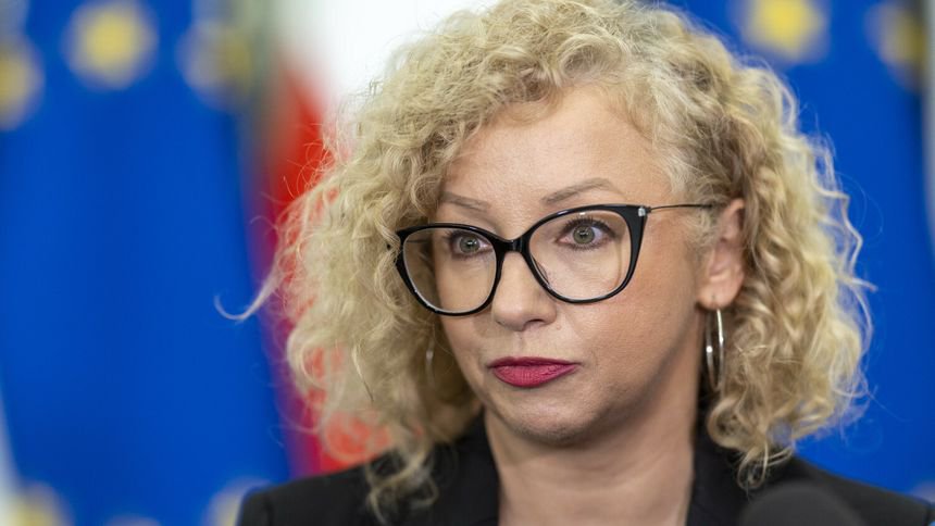mareknowak76's tweet photo. WSZĘDZIE ZDARZAJĄ SIĘ PRZESTEPCY:
Tacy ludzie wymyślają różne sposoby na
wnuczka, na policjanta, itp. byleby 
wyłudzić pieniądze. Ale i zdarzają się też 
tacy którzy metodą NA MAGISTRA kradną 
uwagę czy NA COLLEGIUM szukają swego 
miejsca w spółce. https://t.co/R5qcVkZOGj