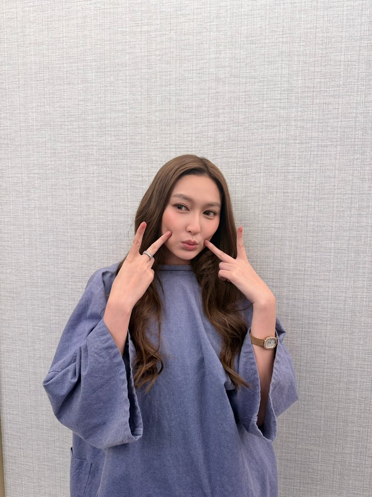 DidYouKnowTH_'s tweet photo. Did You Know รักครั้งไหนก็ใช่เธอ 🩺✨

​Q13 สวัสดีค่าทุกคนนน 🤗

ตกบ่ายก็เริ่มจะง่วงแต่อยู่ ๆ ก็มาเจอ ‘น้องคีน’ คนสวยทำหน้าตายิ้มแฉ่งอะไรตรงนี้น้าาา หรือว่ามาหาใครหรือเปล่า ให้พี่ช่วยมั้ยคะ? 🤭

ยังไงวันนี้ฝากทุกคนเป็นกำลังใจให้น้องด้วยนะคะ มาให้กำลังใจน้องกันเยอะ ๆ น้าาา 🫶🏻

​DID YOU KNOW Q13
#รักครั้งไหนก็ใช่เธอQ13