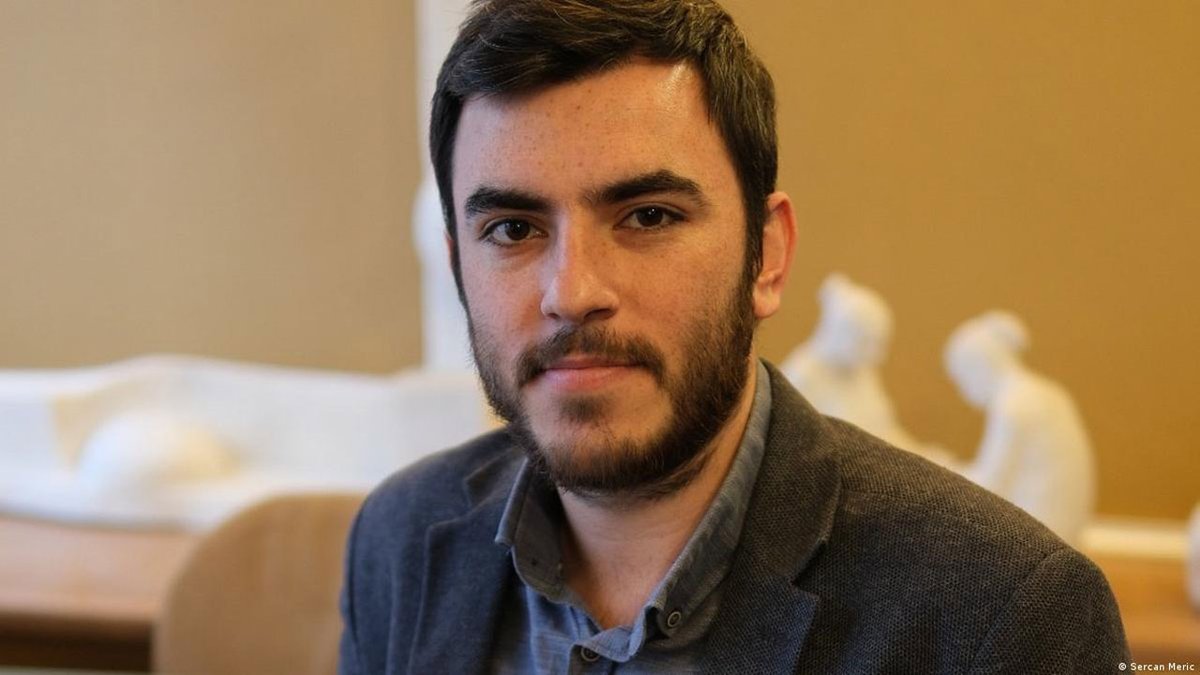 BirGun_Gazetesi's tweet photo. Tutuklu muhabirimiz İsmail Arı'dan kamuoyuna mesaj

📌Emniyet'e kendi ayağımla gitmeme rağmen hakim beni kaçma şüphesi var diye tutukladı

📌Ben bu memleketi de halkımızı da çok seviyorum. Bu yüzden memleketimden kaçmam

Haberin tamamı: 

https://t.co/MBEc7eXuHg https://t.co/qKTSv8UXsN