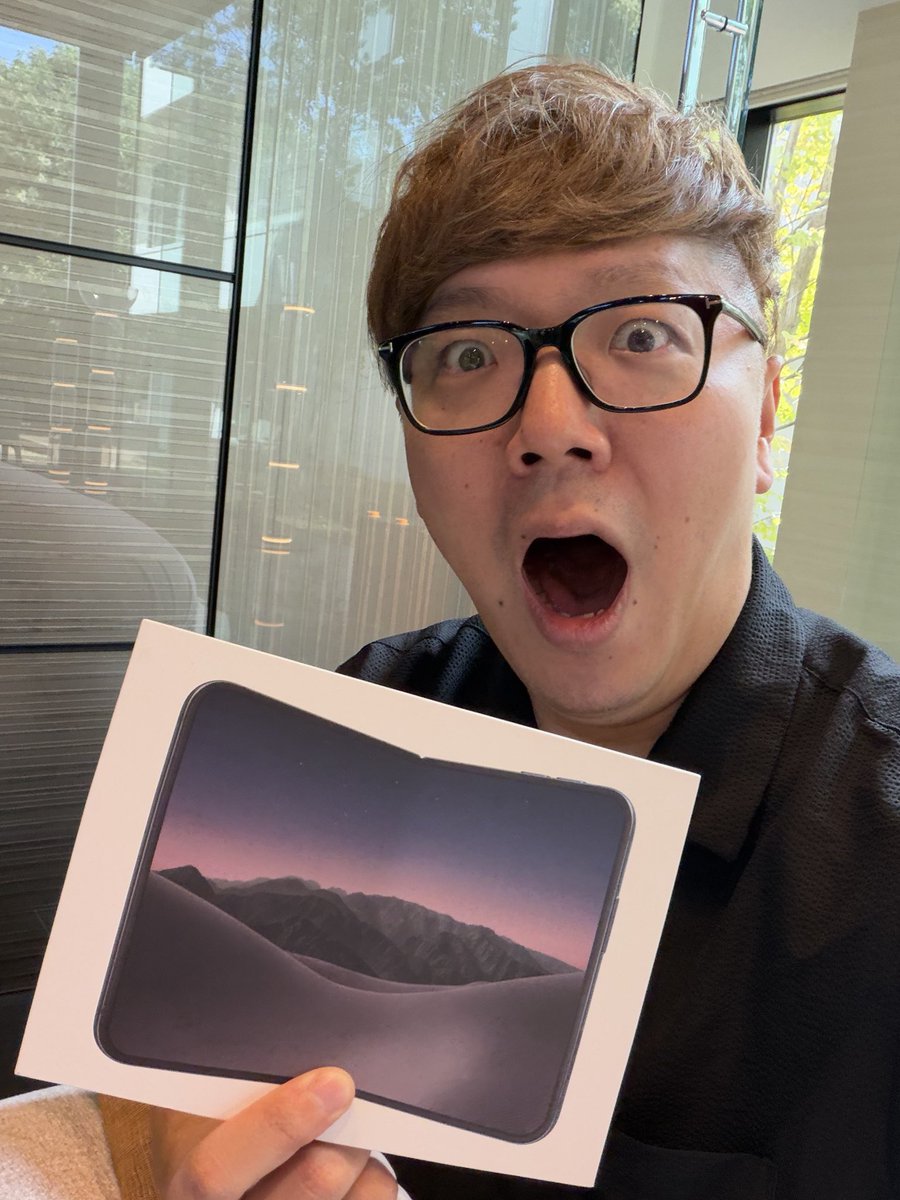 hikakin's tweet photo. #iPhoneDuo ナイトスカイ、発売日朝イチでフルスペック2TB GET🎉日曜昼頃に開封レビュー動画をHikakinTVで公開予定。今年は例年とだいぶ違う動画になりそうです。 https://t.co/CF0CCEFK45