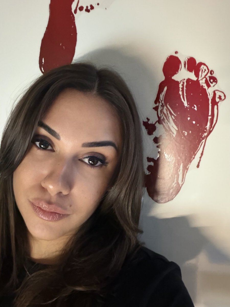 a_tekat's tweet photo. la seule et unique décoration de mon bureau… comprendra qui le voudra bien 🎃👣 https://t.co/zo2ohBtnMG
