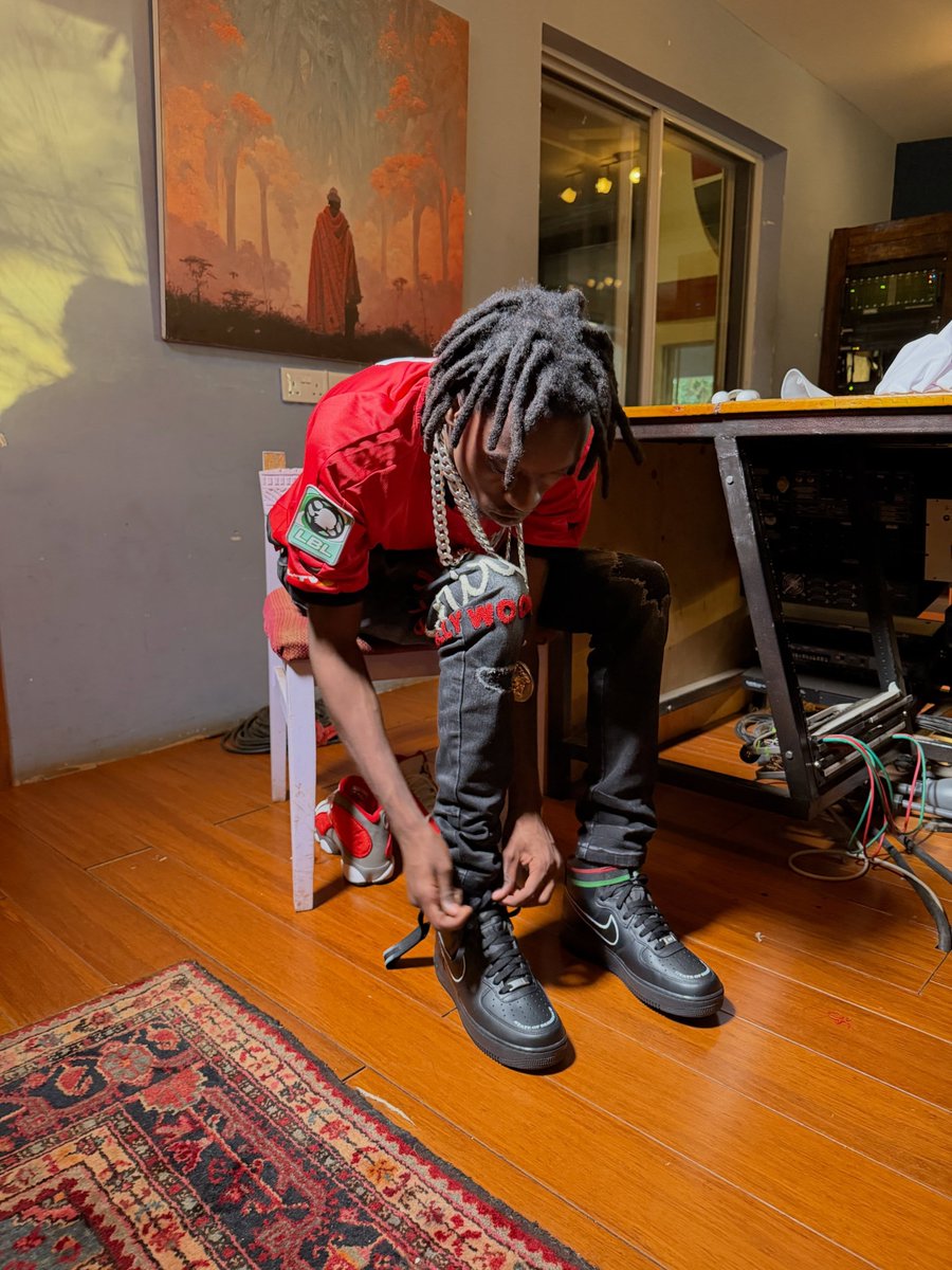 drillinterlude's tweet photo. Trap dancehall star Toxic Lyrikali has officially elevated his footwear game after being laced in a custom pair of black Nike Air Force 1 high-tops crafted by the Lost Boys brand. Valued between $150 and $200, the exclusive sneakers feature striking green-red-black ankle straps. https://t.co/YB7OkdCE5Z