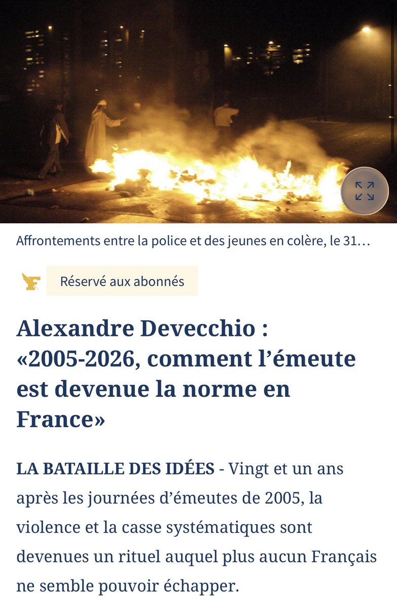 AlexDevecchio's tweet photo. « Certains, par naïveté ou par cynisme, se sont peut-être crus à l’abri. Les bobos voyaient dans leurs métropoles des citadelles imprenables, comme l’a si bien décrit Christophe Guilluy, tandis que la France périphérique et les classes populaires des banlieues restaient seules.

Et puis, peu à peu, l’émeute est devenue une « culture », selon le mot de Jérôme Fourquet. Il y eut 2023, après la mort de Nahel. À l’exception de Marseille, les centres-villes furent encore relativement épargnés. Puis, de Fête de la musique en finale de Ligue des champions, le désordre s’est mué en rituel, chaque célébration devenant prétexte à de nouveaux saccages.

2026 marque un nouveau tournant. Pour la première fois, la violence de l’extrême gauche et des black blocs a convergé avec celle des délinquants de banlieue. L’épicentre s’est déplacé : il n’est plus en Seine-Saint-Denis, mais au cœur même des grandes villes. Paris, Lyon, Marseille ont été durement frappées. Limoges a vu brûler sa mairie. Les honnêtes gens des banlieues sont moins seuls. Maigre consolation : ce jour sombre du 17 Octobre, ils ne se sentent plus seulement exilés dans leur quartier, mais dans leur pays tout entier.

Il faut relire l’entretien fleuve accordé par l’ancien patron de la DGSE Pierre Brochand au Figaro Magazine , il y a tout juste un an, à l’occasion des vingt ans des émeutes de 2005. Il usait d’une métaphore volcanique pour décrire notre situation : « Nous allons continuer à vivre sur les pentes d’un Etna dont les projections ne frapperont pas tout le monde, tout le temps, mais de plus en plus de monde, de plus en plus souvent. » Sous les pavés, la lave. »

Pour ma chronique hebdomadaire dans @FigaroMagazine_, je me suis demandé comment, vingt et un ans après l’embrasement des banlieues en 2005, l’émeute est devenue la norme en France.

📎https://t.co/o9WDKhtaCQ