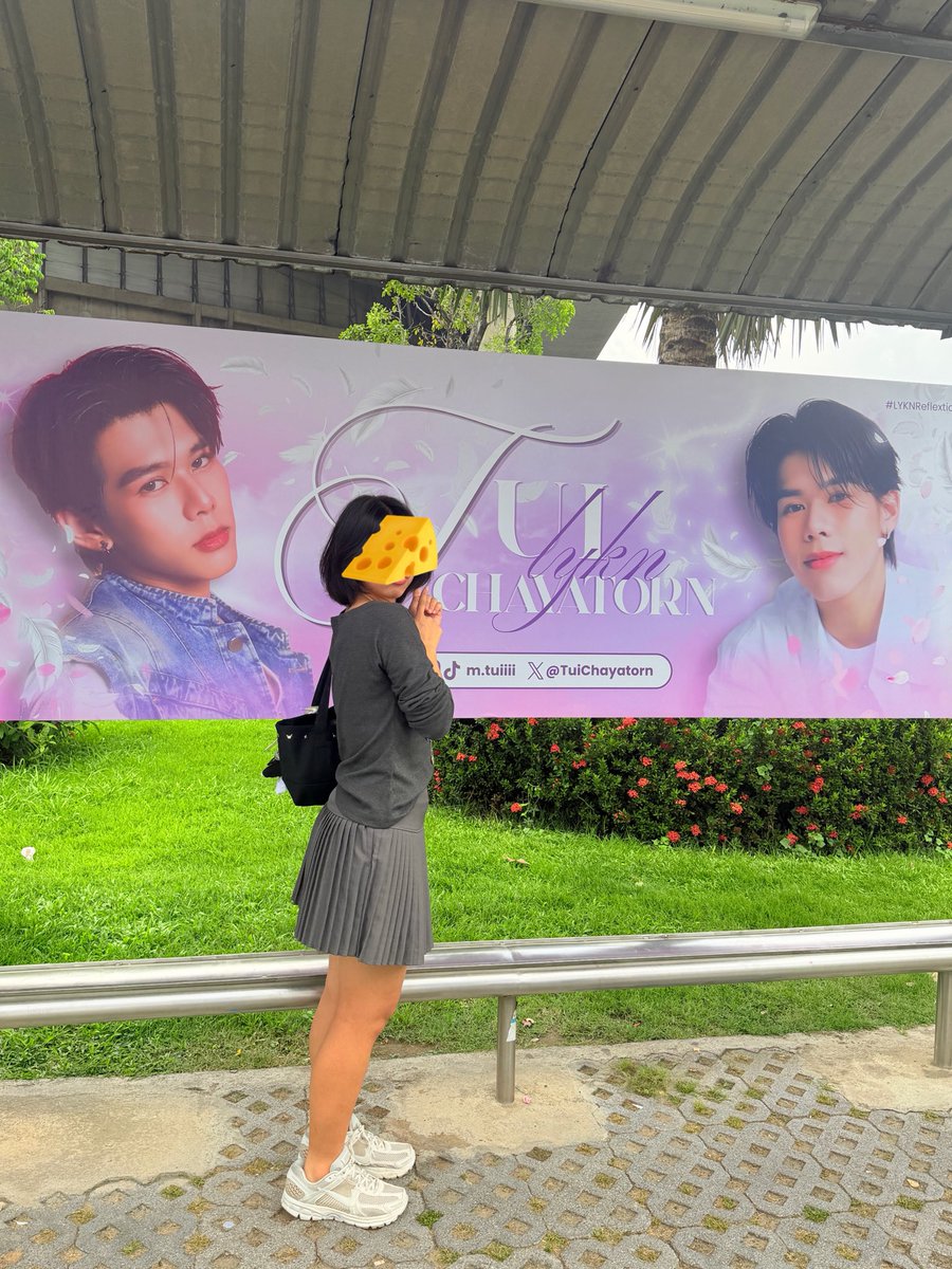 Mina9iw's tweet photo. ป้ายหน้ารักมากเยยย ฮืออ ทุกคนไปถ่ายกันเร้ววว #MTuiOurLight 🤩💖

#LYKNReflexionConcert 
#TuiChayatorn #LYKN https://t.co/1qzcRKfyW4