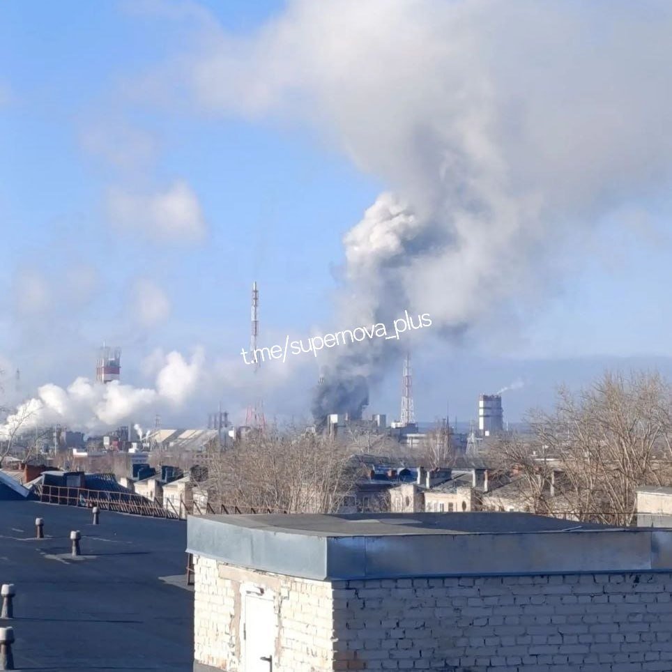LXSummer1's tweet photo. 🇷🇺 Perm region, Russia ❗ 
💥🔥 Smoke is reported over the Azot chemical plant in Berezniki, Perm Krai, during a drone attack on October 23, 2026, according to ASTRA. The Uralchem-owned facility produces ammonia, nitric acid, ammonium nitrate, urea, and other nitrogen-based chemicals used in fertilizers and, in some cases, explosives production. Regional authorities confirmed that air defenses were repelling drones but had not confirmed damage to the plant. The cause and extent of any damage remain unclear.