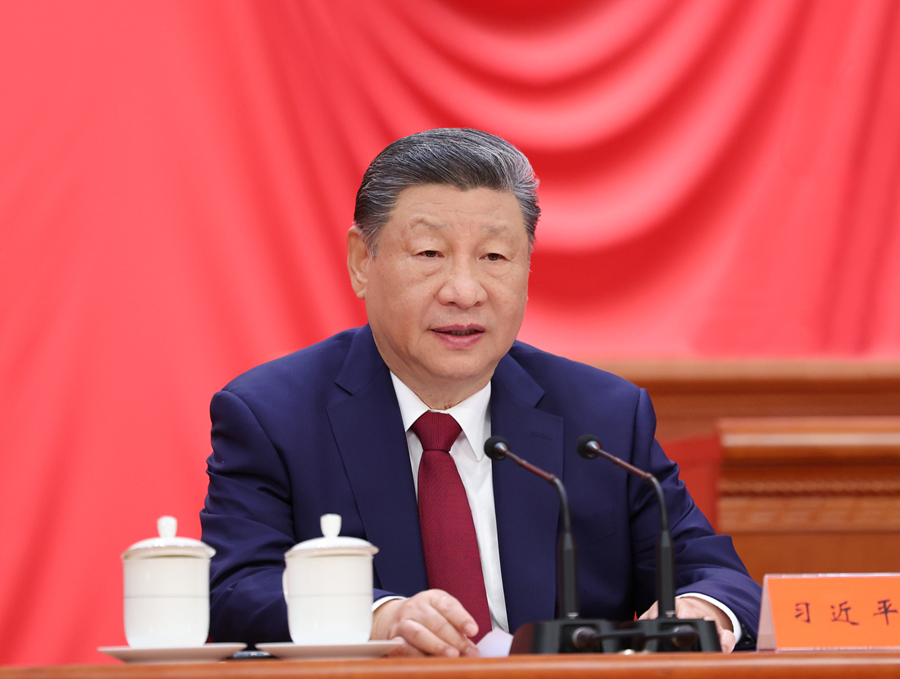 ChinaEmbGermany's tweet photo. Der chinesische Staatspräsident Xi Jinping hat am Donnerstag dazu aufgerufen, den Geist des Langen Marsches in der neuen Ära fortzuführen.

Xi Jinping, der zugleich Generalsekretär des Zentralkomitees der Kommunistischen Partei Chinas und Vorsitzender der Zentralen Militärkommission ist, äußerte sich auf einer Konferenz in Beijing anlässlich des 90. Jahrestages des Sieges der Roten Armee im Langen Marsch. Nur wenn man sich die Geschichte stets vor Augen halte, könne man eine bessere Zukunft gestalten, sagte er.

Gemäß Xis Vorschlag standen alle Teilnehmer auf und boten eine schweigende Ehrerbietung für die revolutionären Helden, die ihr Leben während des Langen Marsches und in revolutionären Kämpfen in China geopfert haben.

Von Oktober 1934 bis Oktober 1936 durchquerte die Rote Armee während des Langen Marsches mehr als zehn Provinzen und schlug damit ein neues Kapitel in der chinesischen Revolution auf, so Xi Jinping weiter.

Dieses weltbewegende revolutionäre Ereignis habe eine große historische Bedeutung für die Partei, den Staat und das Militär und tiefgreifende Auswirkungen auf den Weg zur Wiederbelebung der chinesischen Nation gehabt, fügte er hinzu.

Xi betonte, wie wichtig es sei, die Grundprinzipien des Marxismus mit den spezifischen Gegebenheiten Chinas zu verbinden, um die Herausforderungen und Probleme des Landes anzugehen.

Er hob ferner hervor, dass das Volk stets die Quelle der Stärke und eine starke Stütze für die Partei und die Volksstreitkräfte sein werde.

Xi sagte, der große Geist des Langen Marsches zeige die Kraft von Loyalität, Wahrheit, Gerechtigkeit und Einheit. „Er wird immer ein kostbarer Schatz und eine starke Triebkraft sein, die uns dazu inspiriert, Schwierigkeiten zu überwinden und mutig voranzuschreiten."

Der Weg des „Langen Marsches“ erstrecke sich weiterhin. „Auf unserer neuen Reise haben wir uns nun dazu verpflichtet, das zweite Hundertjahrziel zu verwirklichen, nämlich China in jeder Hinsicht zu einem großen modernen sozialistischen Land auszubauen und die Wiederbelebung der chinesischen Nation an allen Fronten auf dem chinesischen Weg zur Modernisierung voranzutreiben“, so Xi.