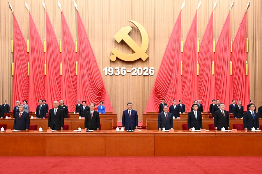ChinaEmbGermany's tweet photo. Der chinesische Staatspräsident Xi Jinping hat am Donnerstag dazu aufgerufen, den Geist des Langen Marsches in der neuen Ära fortzuführen.

Xi Jinping, der zugleich Generalsekretär des Zentralkomitees der Kommunistischen Partei Chinas und Vorsitzender der Zentralen Militärkommission ist, äußerte sich auf einer Konferenz in Beijing anlässlich des 90. Jahrestages des Sieges der Roten Armee im Langen Marsch. Nur wenn man sich die Geschichte stets vor Augen halte, könne man eine bessere Zukunft gestalten, sagte er.

Gemäß Xis Vorschlag standen alle Teilnehmer auf und boten eine schweigende Ehrerbietung für die revolutionären Helden, die ihr Leben während des Langen Marsches und in revolutionären Kämpfen in China geopfert haben.

Von Oktober 1934 bis Oktober 1936 durchquerte die Rote Armee während des Langen Marsches mehr als zehn Provinzen und schlug damit ein neues Kapitel in der chinesischen Revolution auf, so Xi Jinping weiter.

Dieses weltbewegende revolutionäre Ereignis habe eine große historische Bedeutung für die Partei, den Staat und das Militär und tiefgreifende Auswirkungen auf den Weg zur Wiederbelebung der chinesischen Nation gehabt, fügte er hinzu.

Xi betonte, wie wichtig es sei, die Grundprinzipien des Marxismus mit den spezifischen Gegebenheiten Chinas zu verbinden, um die Herausforderungen und Probleme des Landes anzugehen.

Er hob ferner hervor, dass das Volk stets die Quelle der Stärke und eine starke Stütze für die Partei und die Volksstreitkräfte sein werde.

Xi sagte, der große Geist des Langen Marsches zeige die Kraft von Loyalität, Wahrheit, Gerechtigkeit und Einheit. „Er wird immer ein kostbarer Schatz und eine starke Triebkraft sein, die uns dazu inspiriert, Schwierigkeiten zu überwinden und mutig voranzuschreiten."

Der Weg des „Langen Marsches“ erstrecke sich weiterhin. „Auf unserer neuen Reise haben wir uns nun dazu verpflichtet, das zweite Hundertjahrziel zu verwirklichen, nämlich China in jeder Hinsicht zu einem großen modernen sozialistischen Land auszubauen und die Wiederbelebung der chinesischen Nation an allen Fronten auf dem chinesischen Weg zur Modernisierung voranzutreiben“, so Xi.