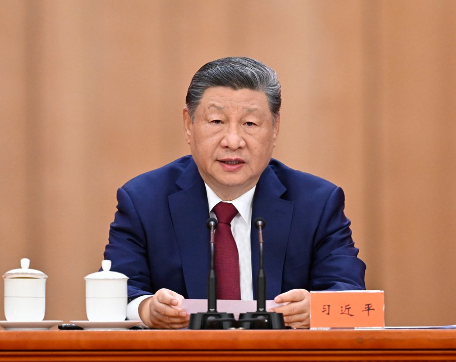 ChinaEmbGermany's tweet photo. Der chinesische Staatspräsident Xi Jinping hat am Donnerstag dazu aufgerufen, den Geist des Langen Marsches in der neuen Ära fortzuführen.

Xi Jinping, der zugleich Generalsekretär des Zentralkomitees der Kommunistischen Partei Chinas und Vorsitzender der Zentralen Militärkommission ist, äußerte sich auf einer Konferenz in Beijing anlässlich des 90. Jahrestages des Sieges der Roten Armee im Langen Marsch. Nur wenn man sich die Geschichte stets vor Augen halte, könne man eine bessere Zukunft gestalten, sagte er.

Gemäß Xis Vorschlag standen alle Teilnehmer auf und boten eine schweigende Ehrerbietung für die revolutionären Helden, die ihr Leben während des Langen Marsches und in revolutionären Kämpfen in China geopfert haben.

Von Oktober 1934 bis Oktober 1936 durchquerte die Rote Armee während des Langen Marsches mehr als zehn Provinzen und schlug damit ein neues Kapitel in der chinesischen Revolution auf, so Xi Jinping weiter.

Dieses weltbewegende revolutionäre Ereignis habe eine große historische Bedeutung für die Partei, den Staat und das Militär und tiefgreifende Auswirkungen auf den Weg zur Wiederbelebung der chinesischen Nation gehabt, fügte er hinzu.

Xi betonte, wie wichtig es sei, die Grundprinzipien des Marxismus mit den spezifischen Gegebenheiten Chinas zu verbinden, um die Herausforderungen und Probleme des Landes anzugehen.

Er hob ferner hervor, dass das Volk stets die Quelle der Stärke und eine starke Stütze für die Partei und die Volksstreitkräfte sein werde.

Xi sagte, der große Geist des Langen Marsches zeige die Kraft von Loyalität, Wahrheit, Gerechtigkeit und Einheit. „Er wird immer ein kostbarer Schatz und eine starke Triebkraft sein, die uns dazu inspiriert, Schwierigkeiten zu überwinden und mutig voranzuschreiten."

Der Weg des „Langen Marsches“ erstrecke sich weiterhin. „Auf unserer neuen Reise haben wir uns nun dazu verpflichtet, das zweite Hundertjahrziel zu verwirklichen, nämlich China in jeder Hinsicht zu einem großen modernen sozialistischen Land auszubauen und die Wiederbelebung der chinesischen Nation an allen Fronten auf dem chinesischen Weg zur Modernisierung voranzutreiben“, so Xi.