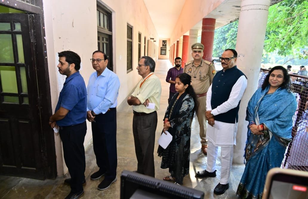 BJP4UP's tweet photo. उप मुख्यमंत्री श्री @brajeshpathakup ने उत्तर प्रदेश विधान परिषद द्विवार्षिक निर्वाचन-2026 के अंतर्गत लखनऊ खंड स्नातक निर्वाचन क्षेत्र के चुनाव हेतु मतदान किया। https://t.co/BF05uCh3KB