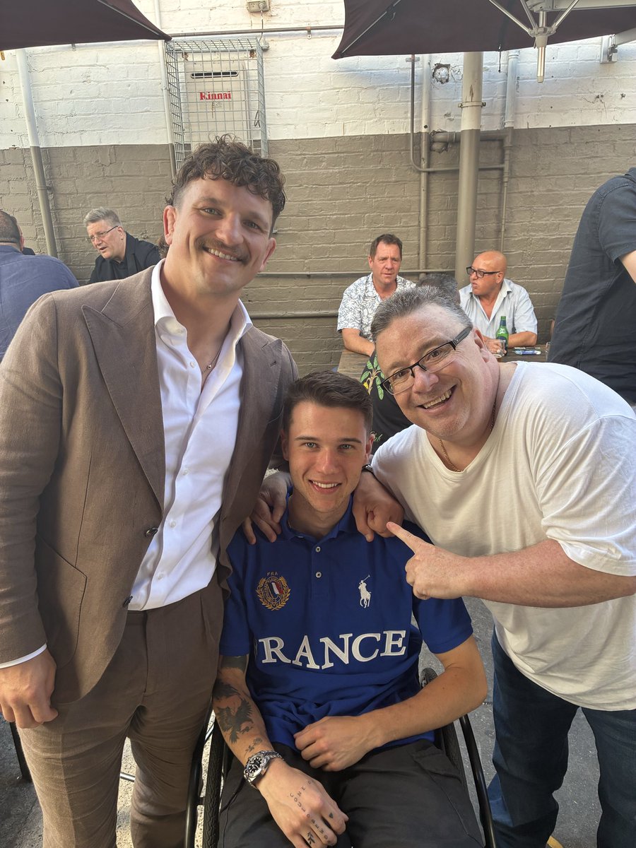 CaptainTaggs's tweet photo. Was a pleasure to catch up with Tom Prebble for the first time. Such a wonderful lad to have a chat with and spend the afternoon with. 
He’ll be in the corner of Australian’s best featherweight MMA fighters Jack Jenkin’s when Blind Raise goes around in the Cox Plate tomorrow. 🤞 https://t.co/uBZDOtnxVc