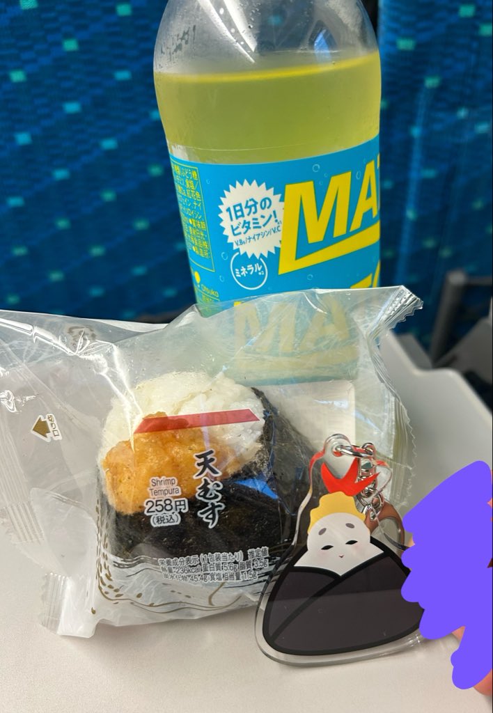 okamesan1461's tweet photo. 名古屋旅最後に天むす食べて終わり～！
旅行中に絶対一緒に撮る！って思ってたのに、全然天むす食べる機会なくて結局コンビニ🫥
明日も全力で楽しむ💪🏻💜
 #名古屋旅行
 #おかめさん https://t.co/mfI7jbkxpr