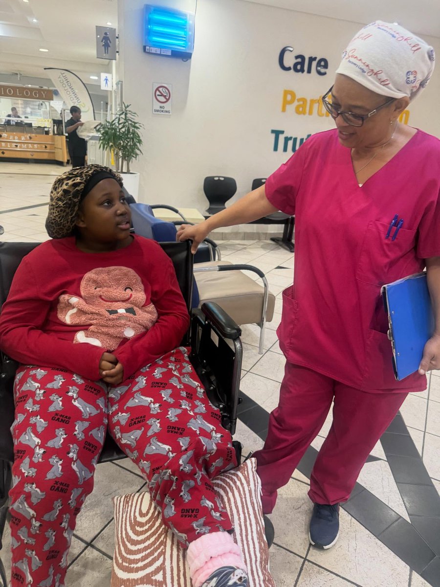 einaGra694272's tweet photo. Minime thanks her physiotherapist for helping her walk again and making it possible to leave the hospital. https://t.co/VIlvg8ITyU