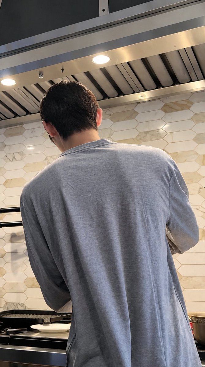 https818's tweet photo. ソンヒョンくんの広くて頼もしい背中が好きです。肩甲骨出てるの本当に良い。 https://t.co/98Z3OIwxqU