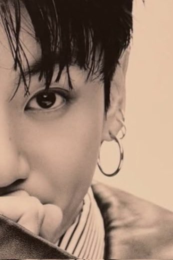 servcuntmin's tweet photo. the way his hair looks like it was styled accordingly to the siren eyed and doe eyed side of his face https://t.co/DcWuEL1jeY