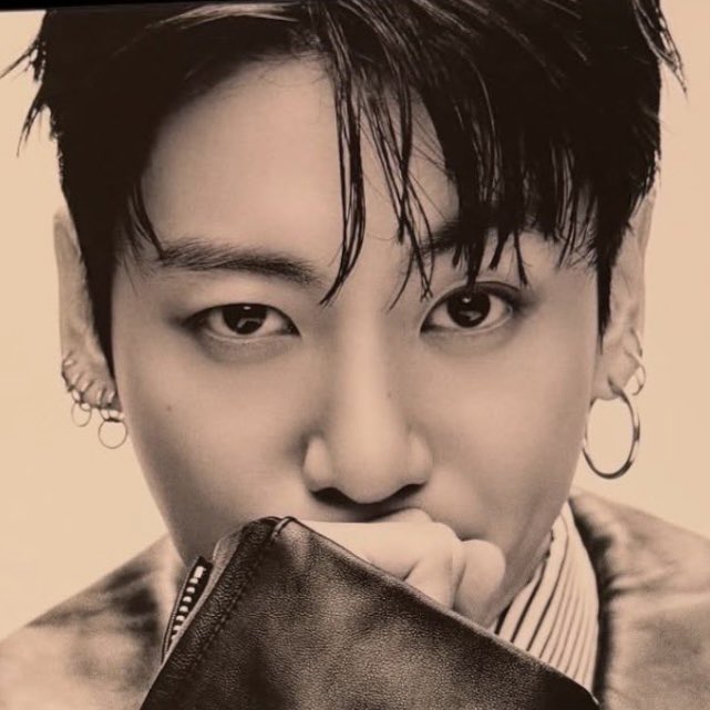 servcuntmin's tweet photo. the way his hair looks like it was styled accordingly to the siren eyed and doe eyed side of his face https://t.co/DcWuEL1jeY