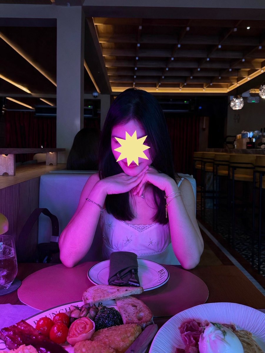 ifeelsopeach's tweet photo. ไปลองเล่นฟิลเตอร์ light effect ของแอพ epik มา เปลี่ยนสีภาพให้เป็นไฟโทนแดง ม่วง ชมพู อะไรแบบนี้ได้เลย รูปที่ได้สวยอยู่นะ เผื่อใครเบื่อการแต่งรูปแบบเดิมๆ เอาไว้แต่งรูปเวลาไปคอน ไม่ต้องเปิดแฟลชถ่าย °❀⋆.ೃ࿔*:･ https://t.co/liqTcwuF6Y