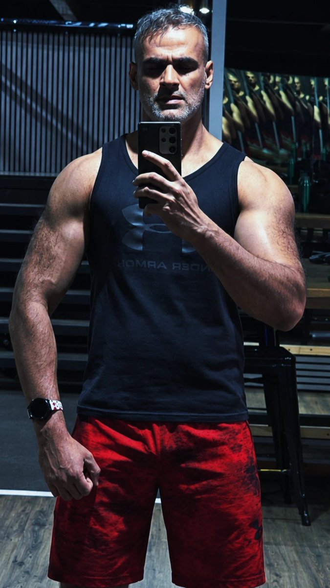 AddictiveHC's tweet photo. Happy Friyay Bitches! #muscle #scruff https://t.co/pkPGd1bcSK