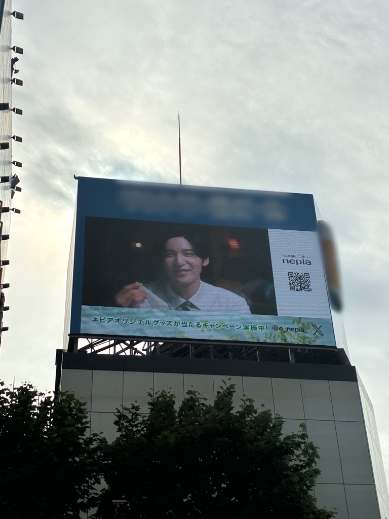 e_nepia_'s tweet photo. 知ってましたか？
今日は「#家族写真の日」。

家族の大切さに気づくCM
「うちは、ネピアでした。」篇
「家族を想う」篇
を、今日からOOHで放映します！

詳細は次の投稿でお知らせしますので
楽しみにしていてくださいね☺️

＃ネピア営業目黒くん
＃答えはネピア https://t.co/E8QpwsRR20