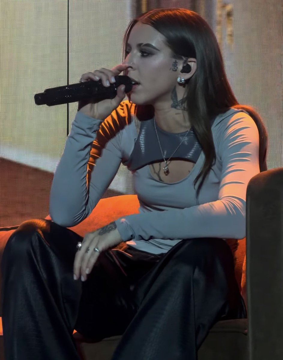 mikocasual's tweet photo. cómo vas a tener esa carita tan linda, esa mirada, ese perfil dios https://t.co/dmEKvEhaai
